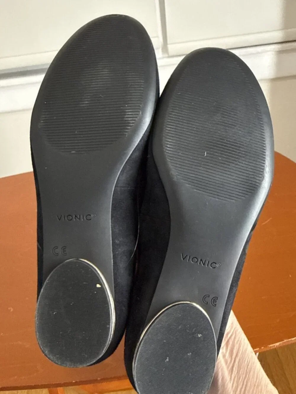 Vionic - Suede Leather Round Toe Slip on Flats Shoes - Hannah - Black Size 7